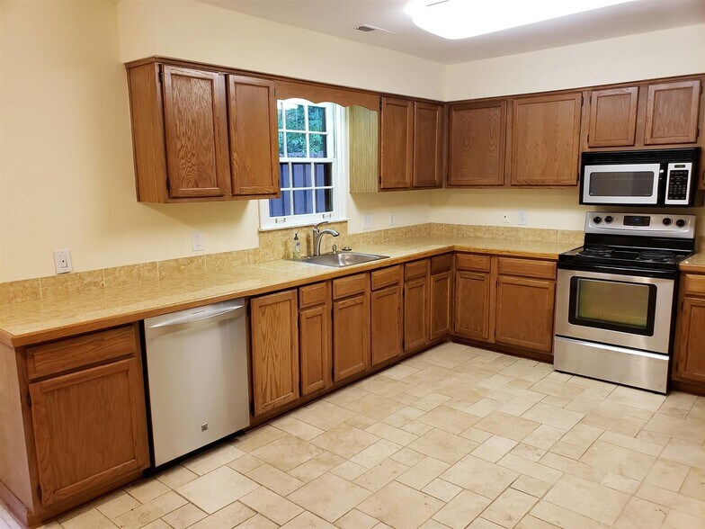 Building Photo - 1400 Kinnard Dr
