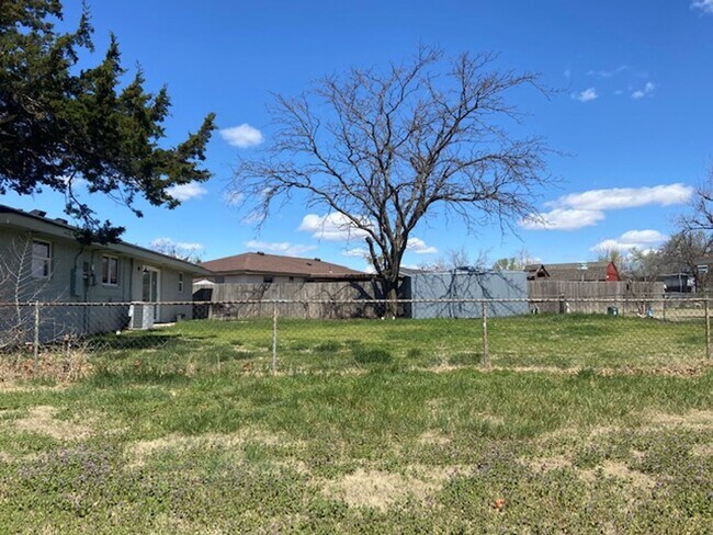 Building Photo - 1100 Elmhurst St