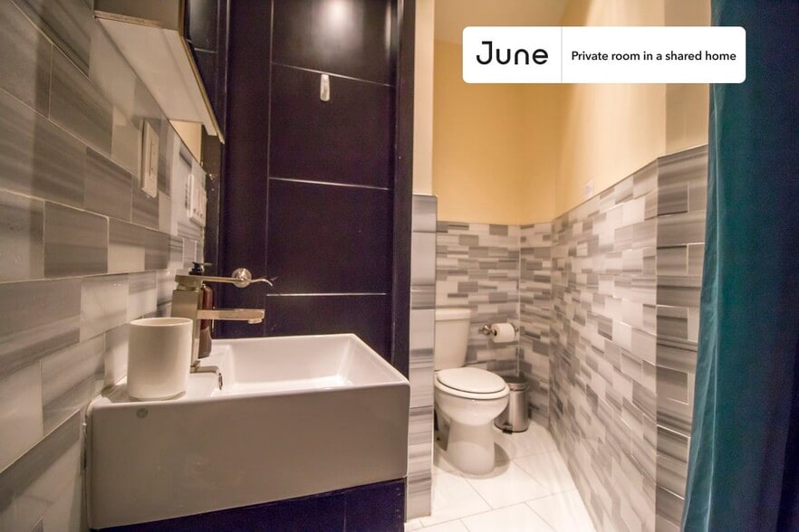 Building Photo - Private bedroom in 4 bed/2 bath Home