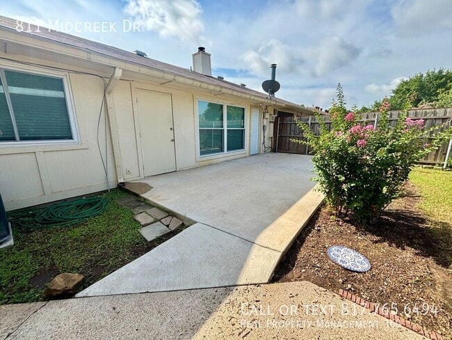 Building Photo - 811 Midcreek Dr