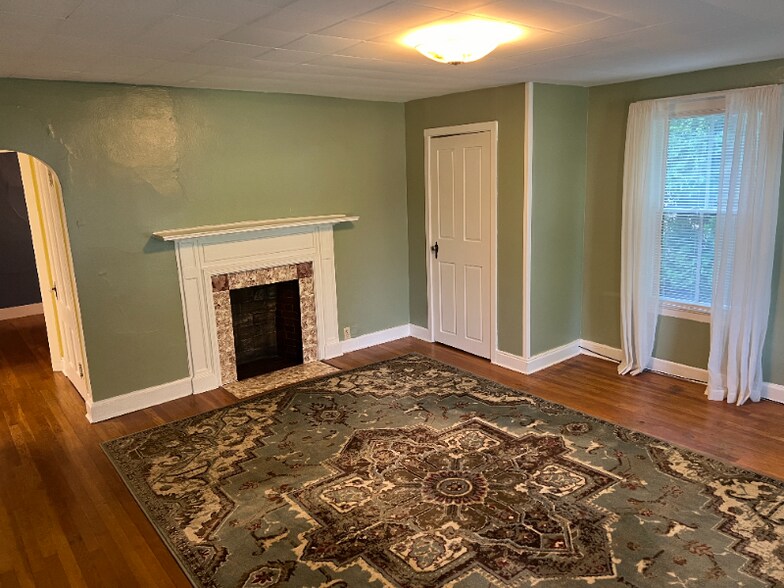 Building Photo - 1 Pomfret Rd