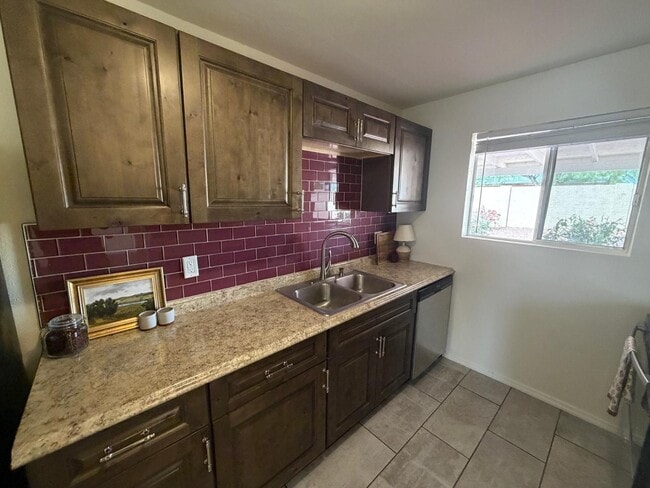 Building Photo - 1244 E Susan Ln