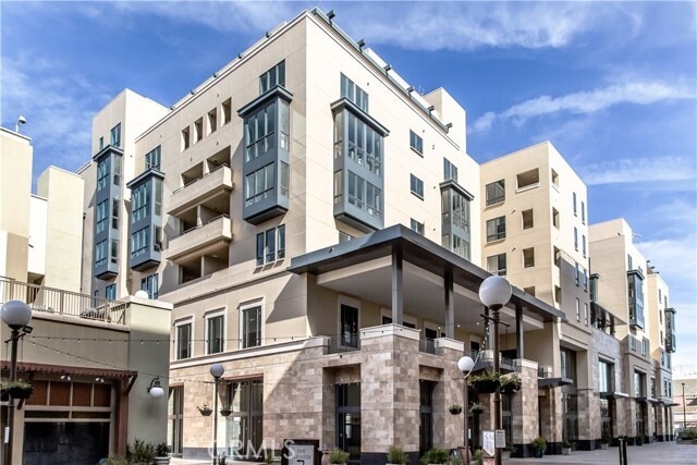 Building Photo - 39 S Los Robles Ave