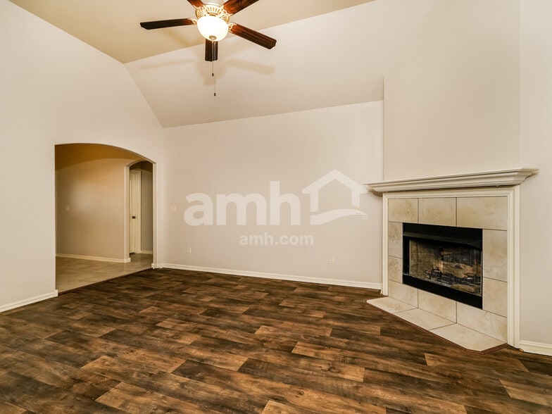 Building Photo - 13332 S Poplar St