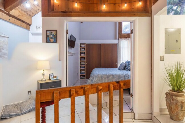 Building Photo - 497 N University Dr