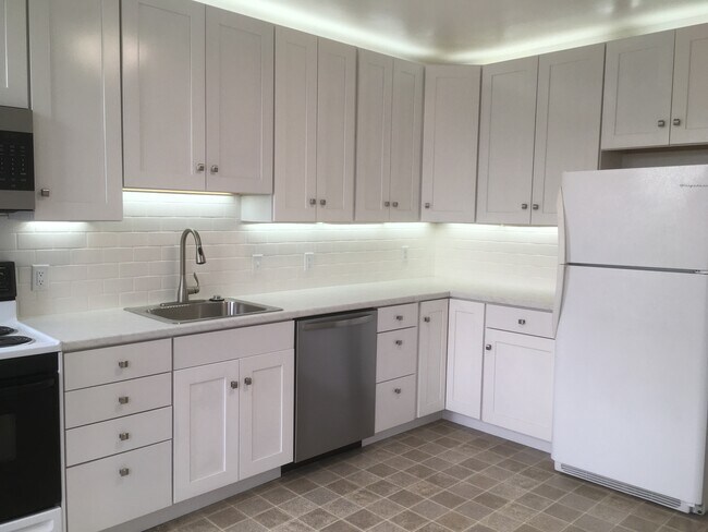 Eat in Kitchen - 312 Washington St