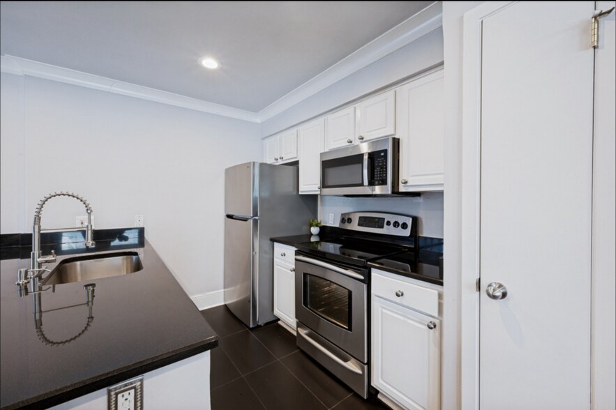 Building Photo - 5930 Sandhurst Ln