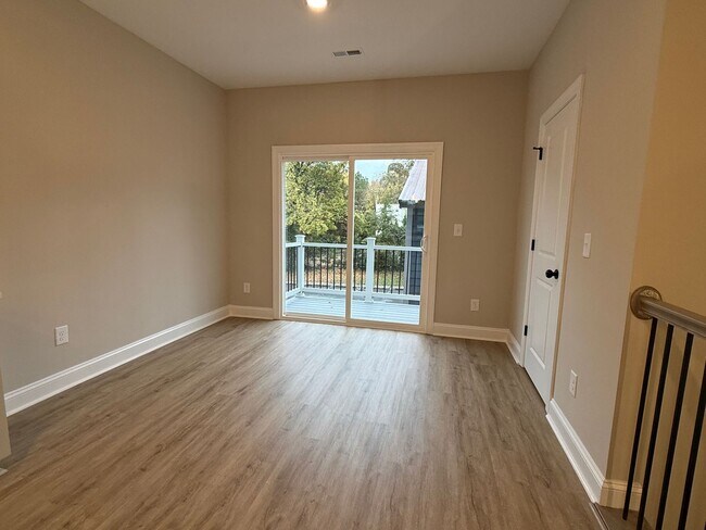 Building Photo - Brand New 3 level townhouse close to Uptown