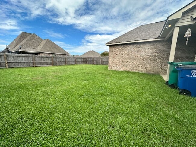 Building Photo - 3 bed 2 bath