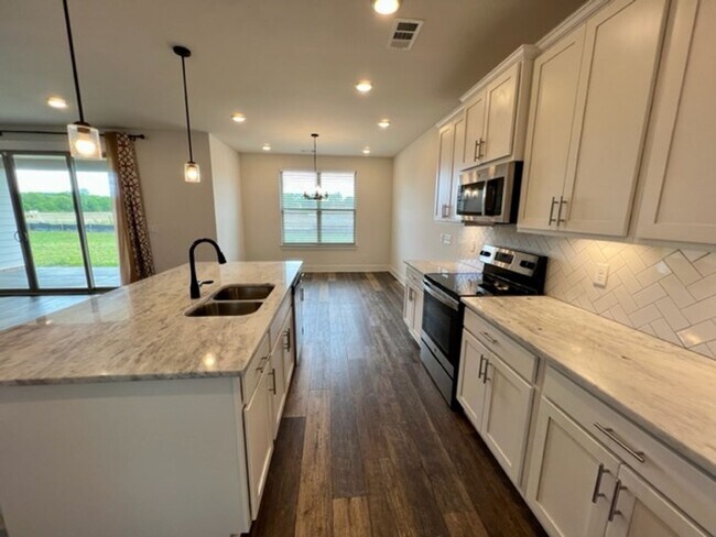 Building Photo - Beautiful 4 Bed/ 3.5 Bath Home in Newly Built Rivers Edge!