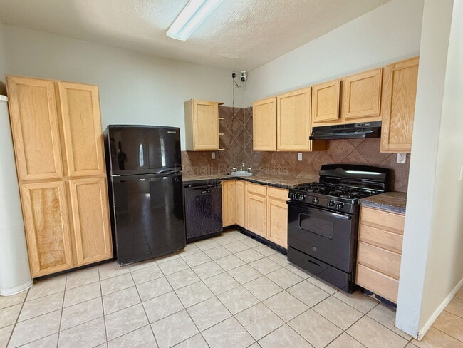 Building Photo - 121 N 12th Ave