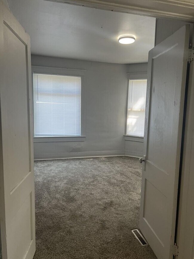 Building Photo - 605 S Spring Ave