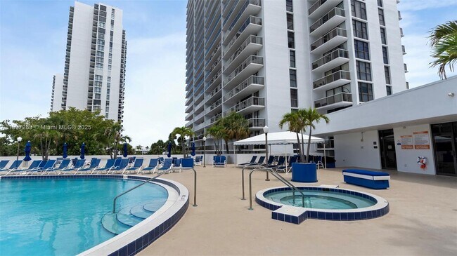 Building Photo - 3701 N Country Club Dr