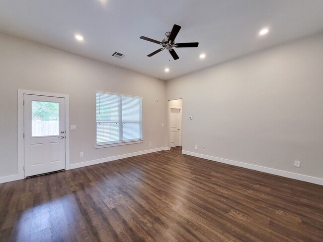 Building Photo - Very functional floor plan, has game room/home office, covered back patio on a big lot. Primary o...