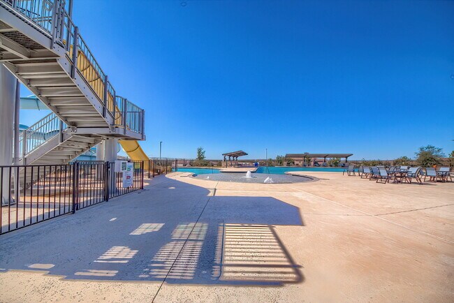 Building Photo - Stunning 4 bedroom offering 50% off the fi...