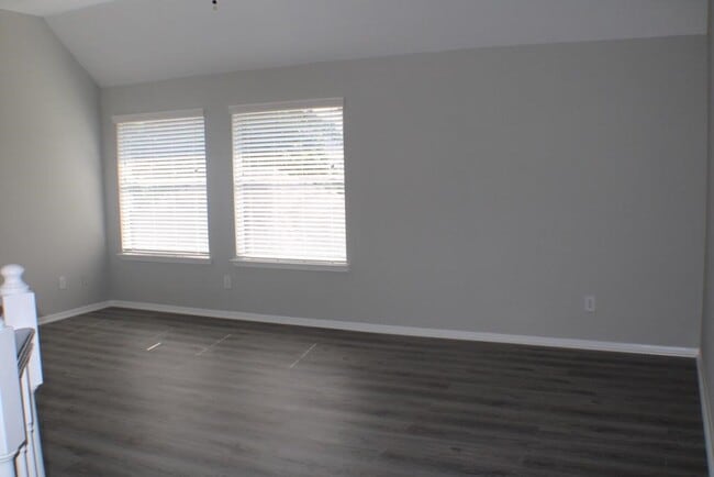 Building Photo - 2411 Rose Hollow Dr