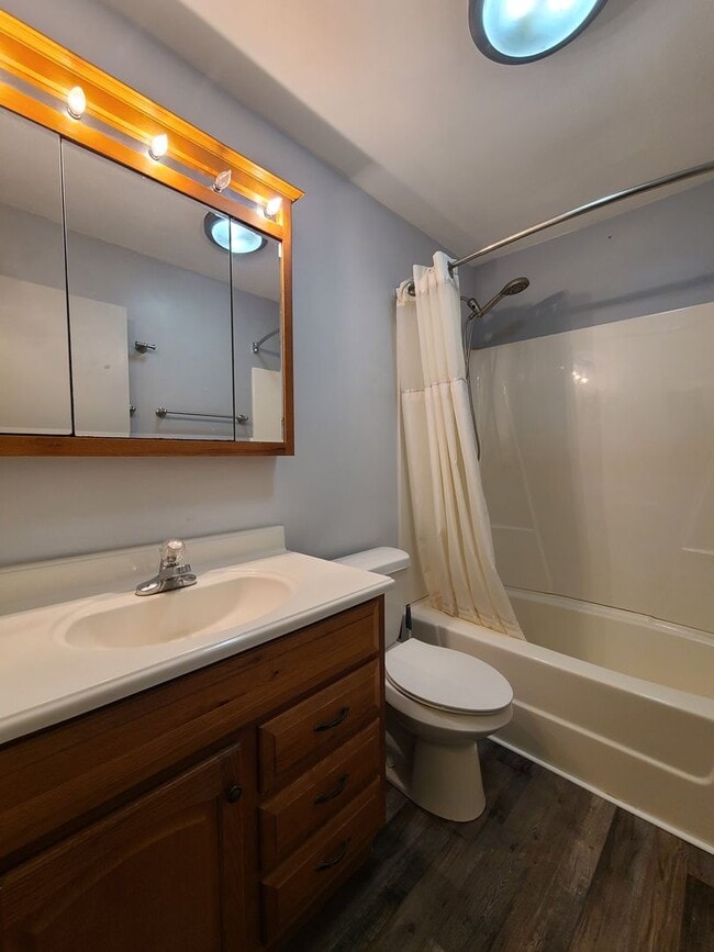 Building Photo - 2195 W Glenlord Rd