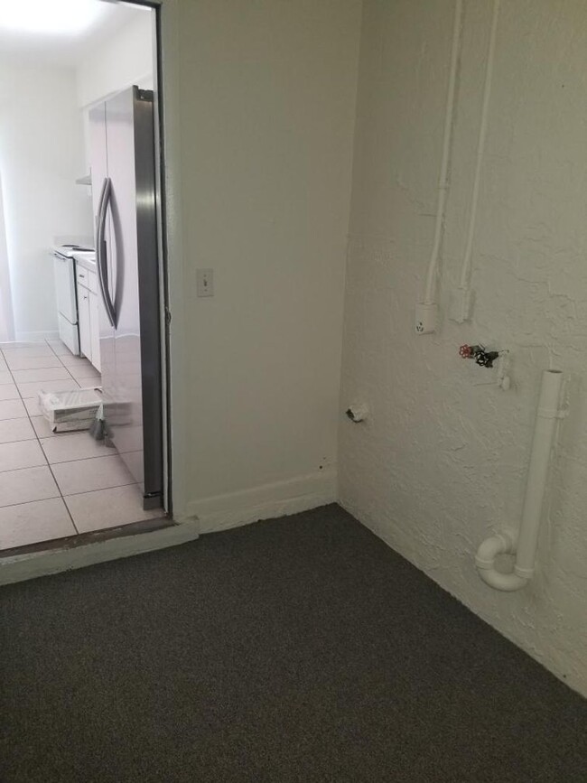 Building Photo - Three Bedroom with Bonus Room