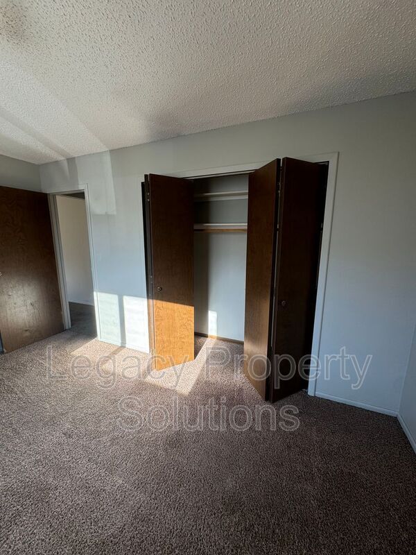 Building Photo - 305 E Expressway