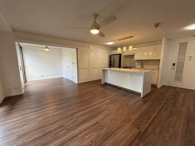 Building Photo - Queen Emma Gardens 1 bedroom 1 bath with d...