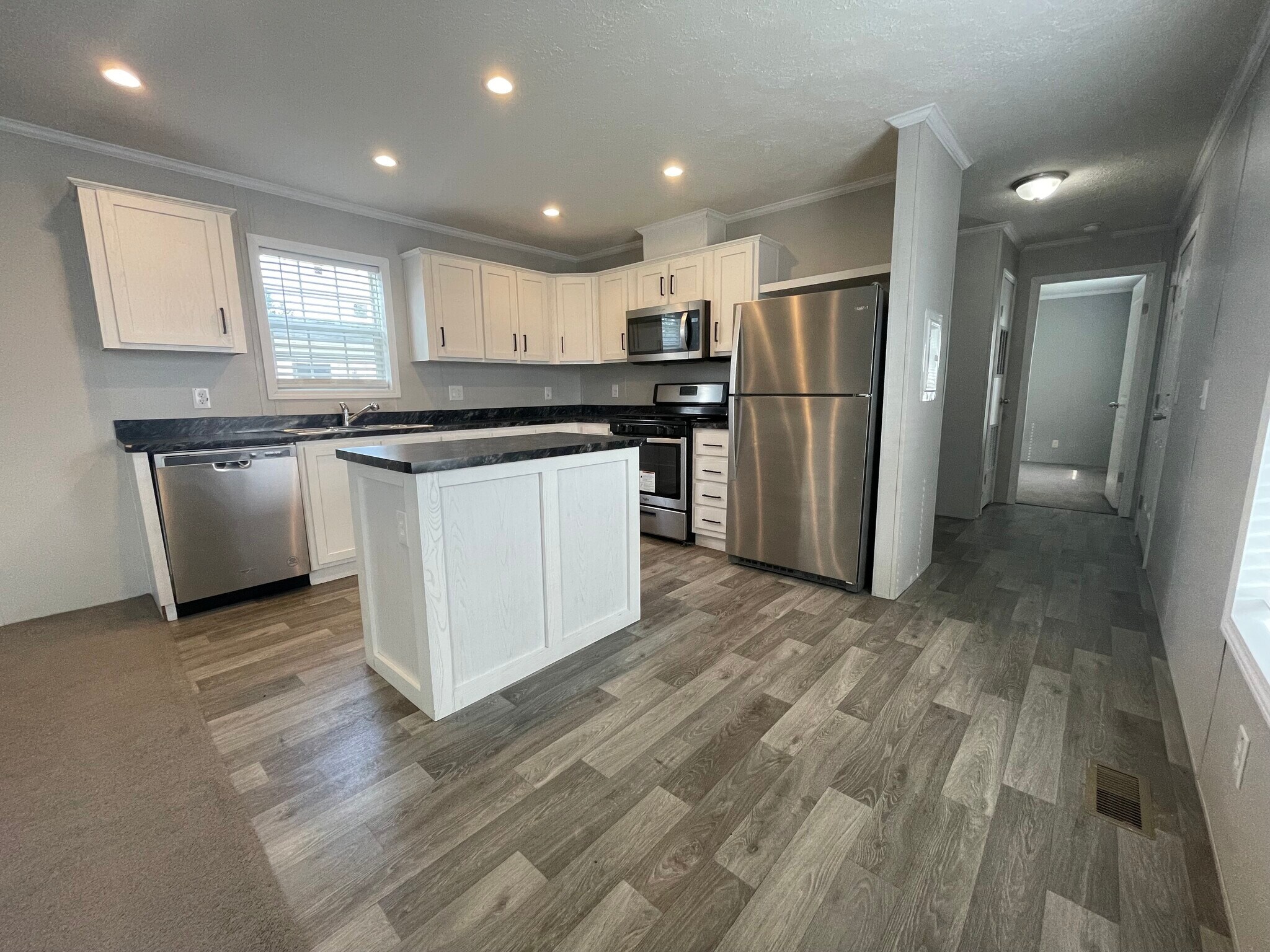 Building Photo - 16185 Notre Dame St