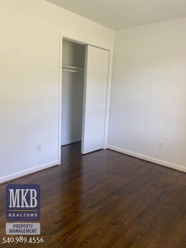 Building Photo - 4 Bedrooms, 2.5 Baths, Split Foyer, Locate...