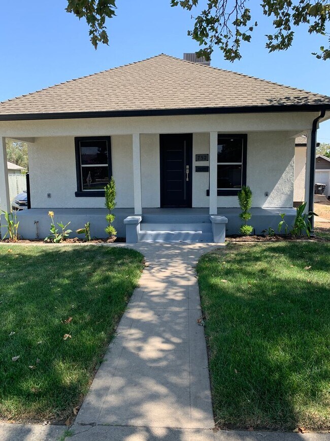 Building Photo - Beautifully Remodeled  4 Bedroom Home In A Desirable Location In Turlock!!