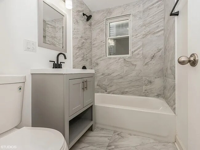 Building Photo - 2102 W Roscoe St