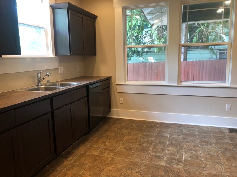 Building Photo - 635 NE Opal St