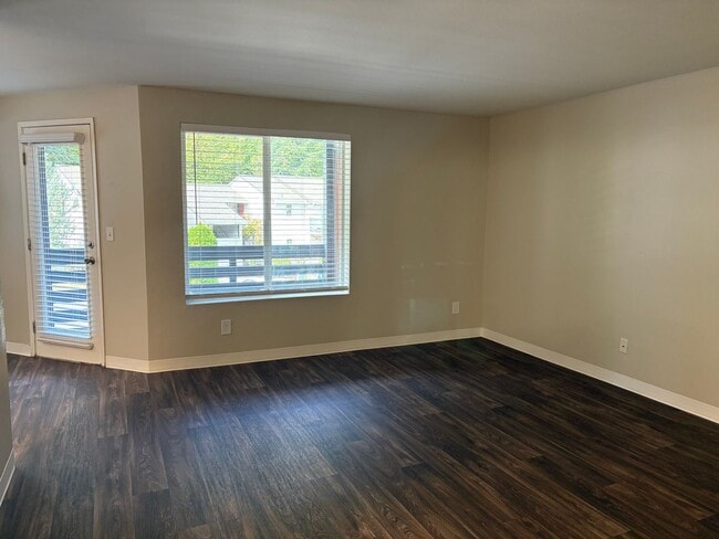 Building Photo - Spacious Two Bedroom One Bath Available Wi...