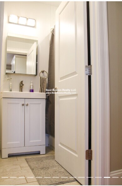 Building Photo - 118 Holland St