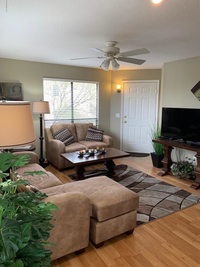 Building Photo - 6655 N Canyon Crest Dr