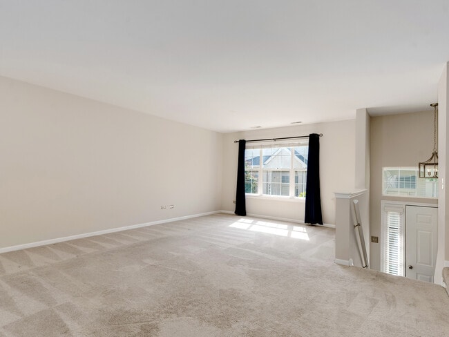 Building Photo - 2745 Canyon Dr