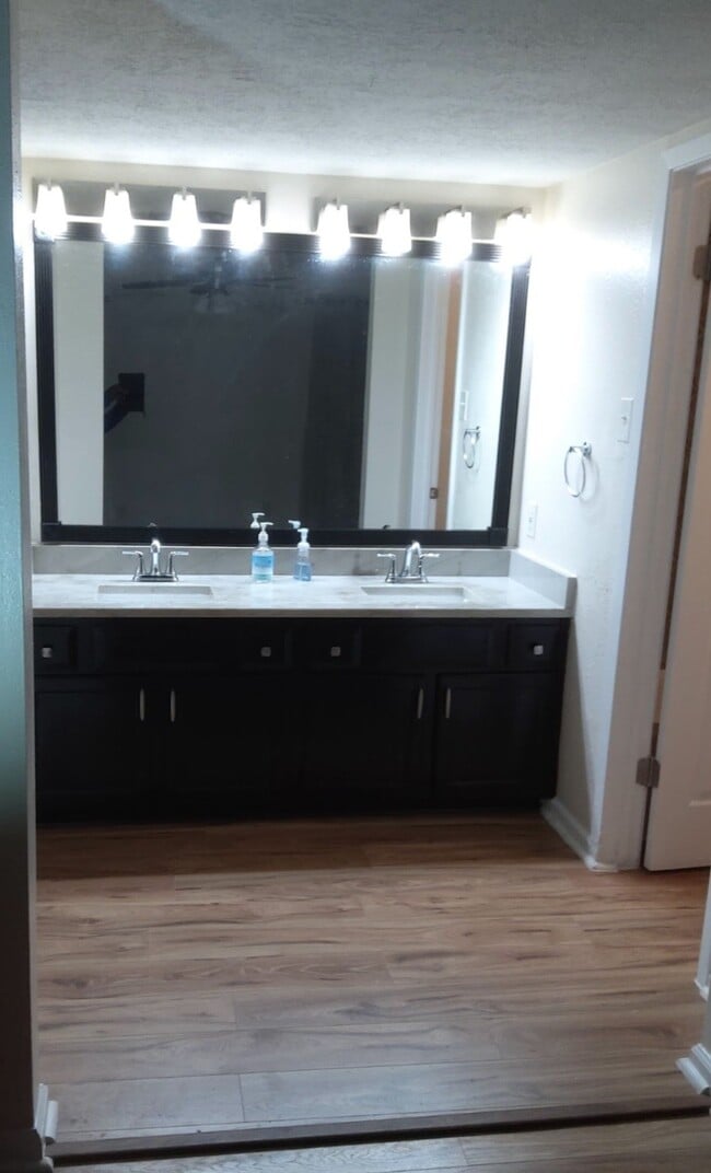 Building Photo - 19538 Hollowlog Dr