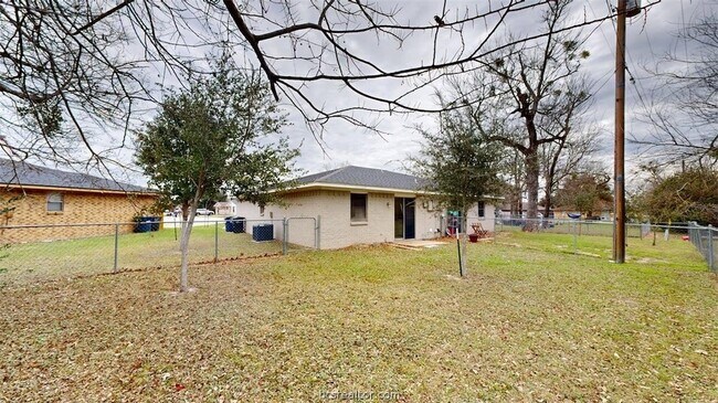 Building Photo - 1607 Cloverdale Ct