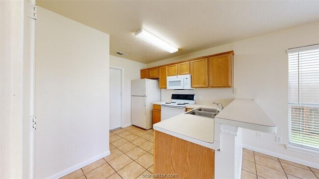 Building Photo - 915 Bougainvillea St