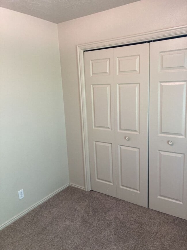 Building Photo - 3 bed, 1.5 bathroom - Two Story Twin Home