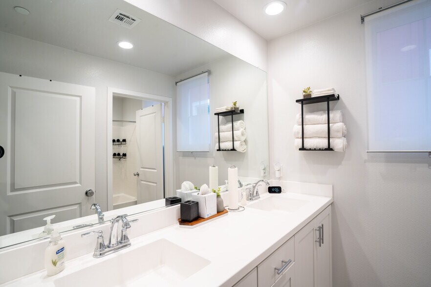 Building Photo - 8339 N Peyton Way