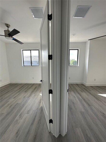 Building Photo - 4627 SW 32nd Ave