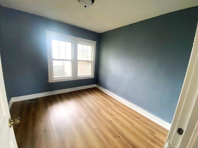 Building Photo - 528 Chenango St