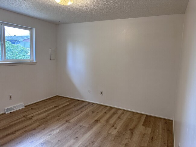 Building Photo - 2-Bed Duplex With Newly Installed Laminate...