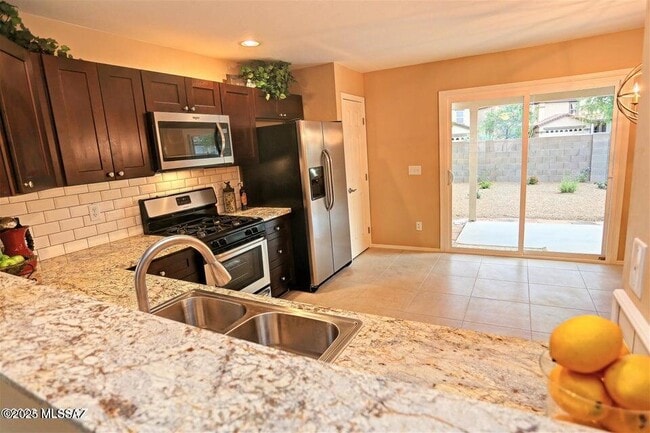 Building Photo - 727 W Buffalo Grass Dr
