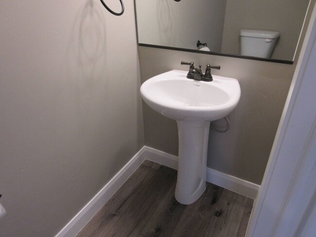 Building Photo - Town home living in the heart of Cedar City!
