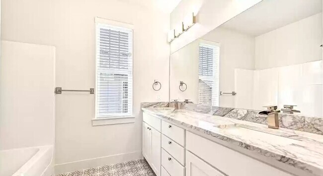 Building Photo - New construction in the heart of East Fayetteville!