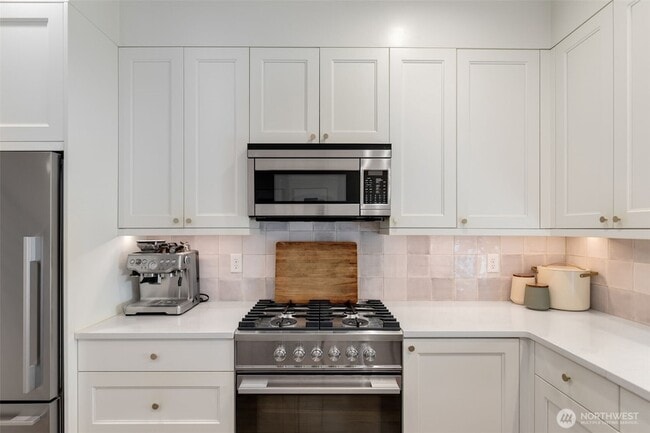 Building Photo - 5030 Sand Point Pl NE
