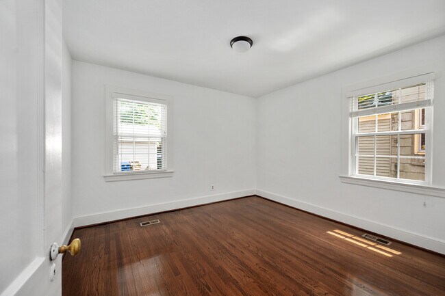 Building Photo - 819 Weedon St