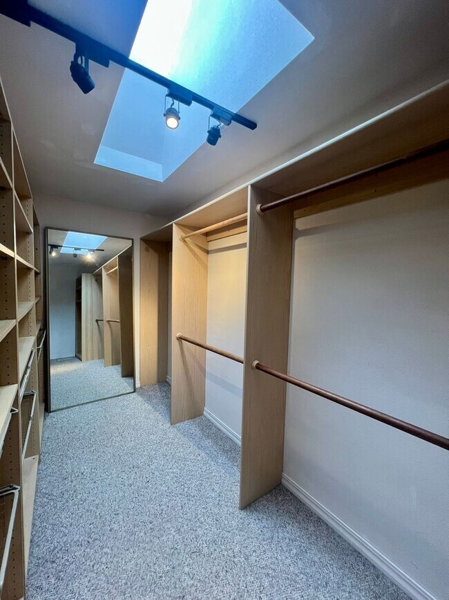 Building Photo - Private Westside 3 BD+Den