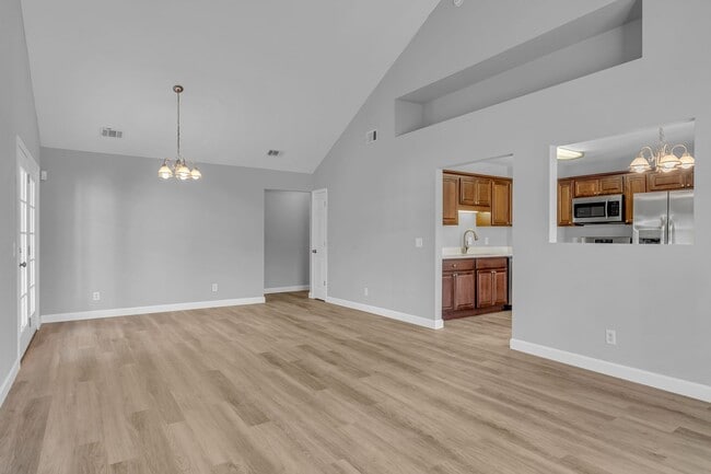 Building Photo - 525 Rushing St