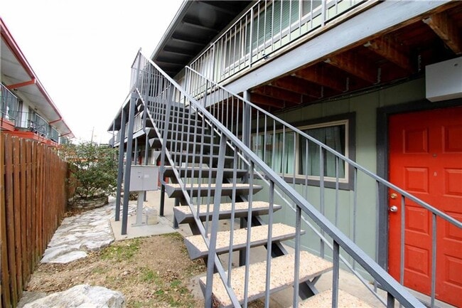 Building Photo - Wonderful 1 bedroom condo located at a wal...