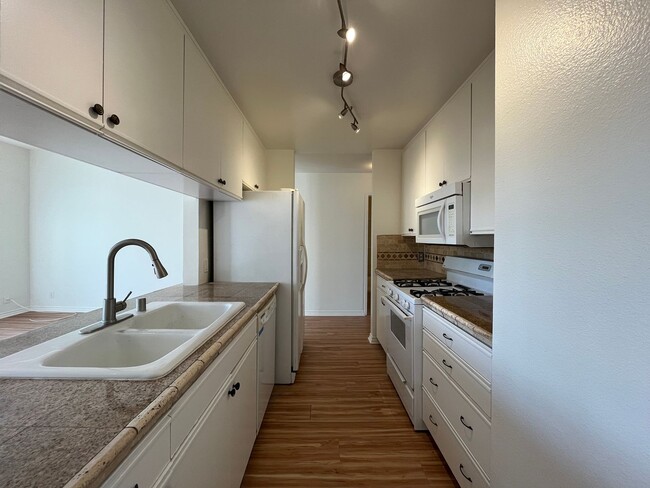 Building Photo - Upgraded 2+2 w/in-unit laundry + water + t...